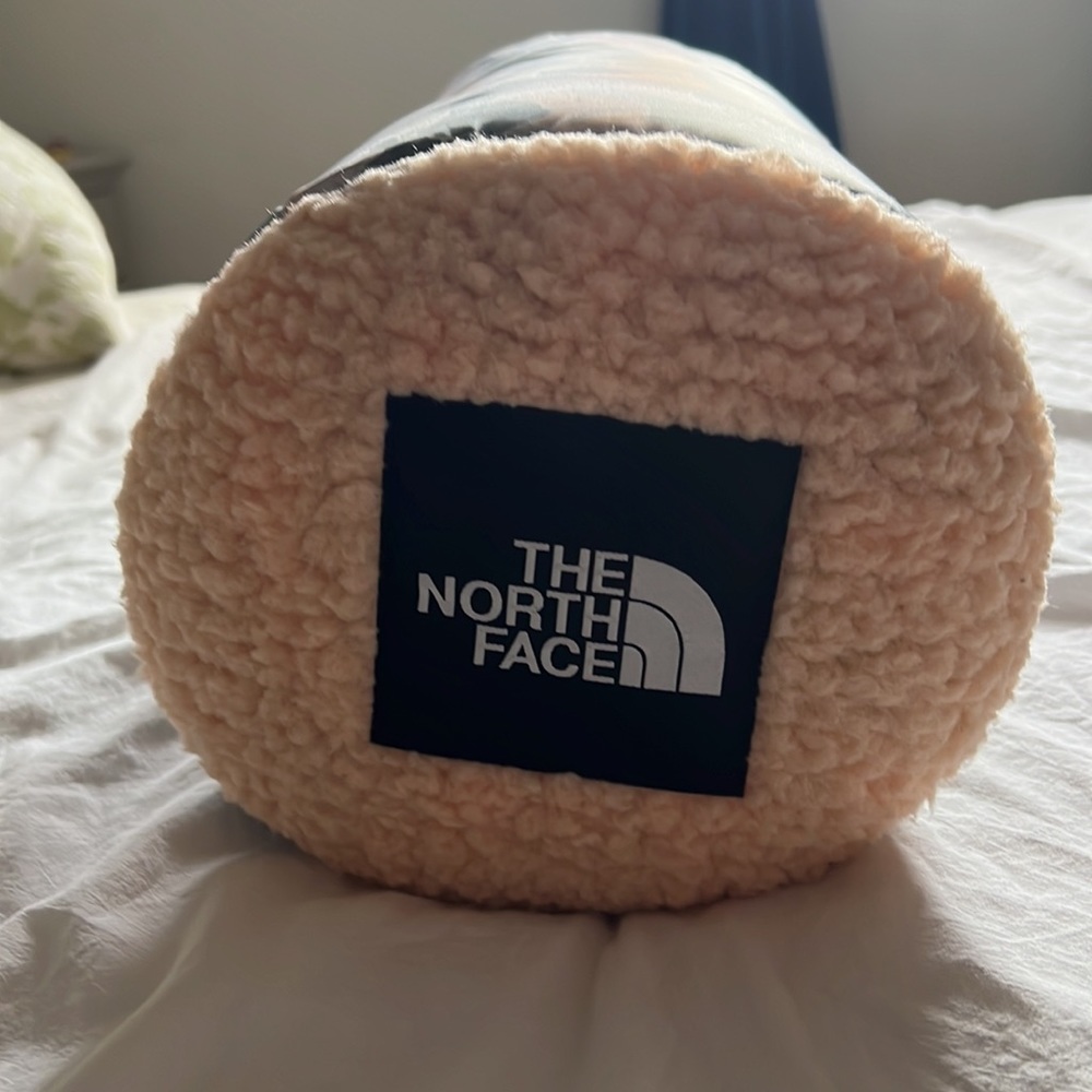 The North Face Wawona Fuzzy Blanket (BNWT) - Picture 2 of 12